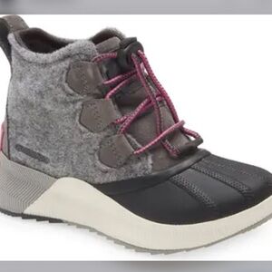 Sorel Kids Boots in Charcoal and Black with Pink Laces